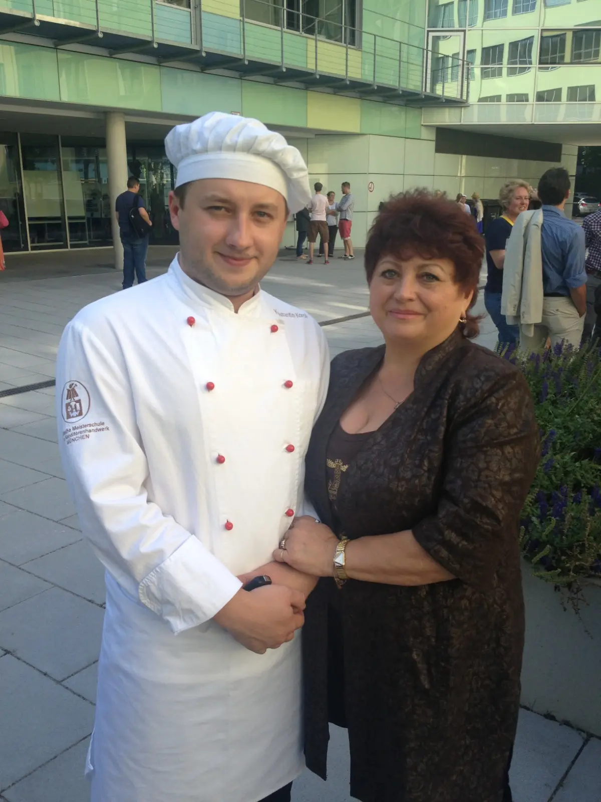 Konditormeister der Monolith Bakery mit seiner Mutter